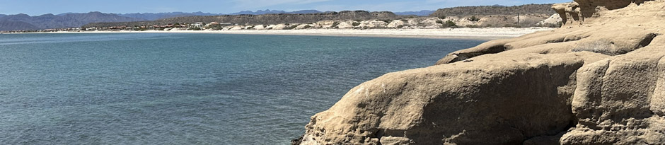 Vista de la Playa la Palmita con los acantilados de lutito en Punta Chivato, BCS México