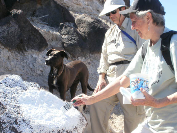 Juanita Ames y la autora en el campo